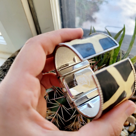 Vintage Varsales Classic Quartz Cuff Watch - Picture 10 of 10